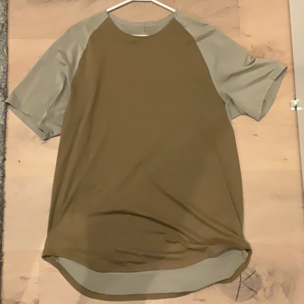 Lululemon tshirt